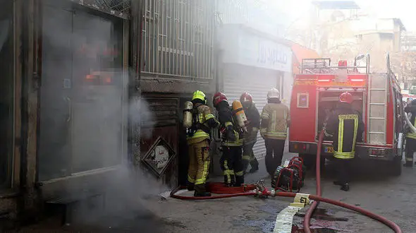 آتش سوزی در یک واحد کارگاه کفاشی در مشهد + عکس