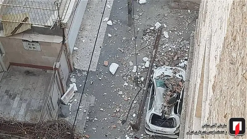 ریزش نمای ساختمان دو خودرو را له کرد