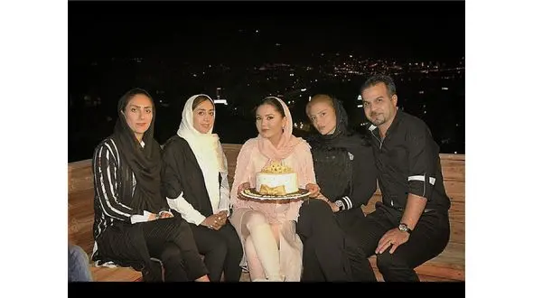 تولد بازیگر زن معروف در کنار دوستانش+ عکس