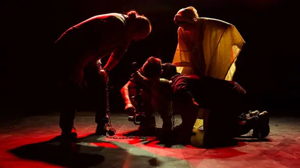 نمایش قلاده ای برای یک سگ مرده را ببینید