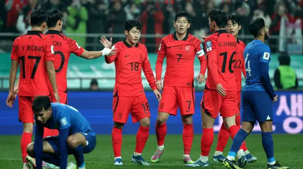 عملکرد مقتدرانه مدعیان قهرمانی در جام ملت ها/ کره، ژاپن و استرالیا هم حریفان را گلباران کردند!