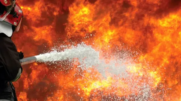 اطفاء حریق فروشگاه لاستیک در مشهد/محبوسی ۱۲ نفر و مصدومیت یک آتش‌نشان