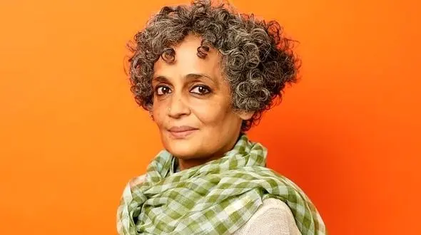 برخورد عجیب قاچاقچی‌ها با نویسنده زن معروف! + عکس