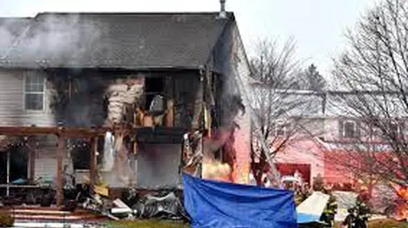 سقوط هواپیما در منطقه مسکونی + عکس صحنه حادثه