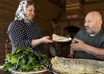 سفر به داغستان؛ آشپزی روستایی با کُتاب سنتی و سبزیجات بهاری + فیلم