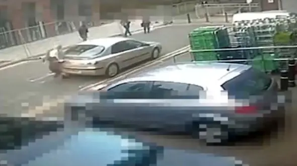 راننده خاطی، بعد از زیر گرفتن زن جوان گریخت + فیلم