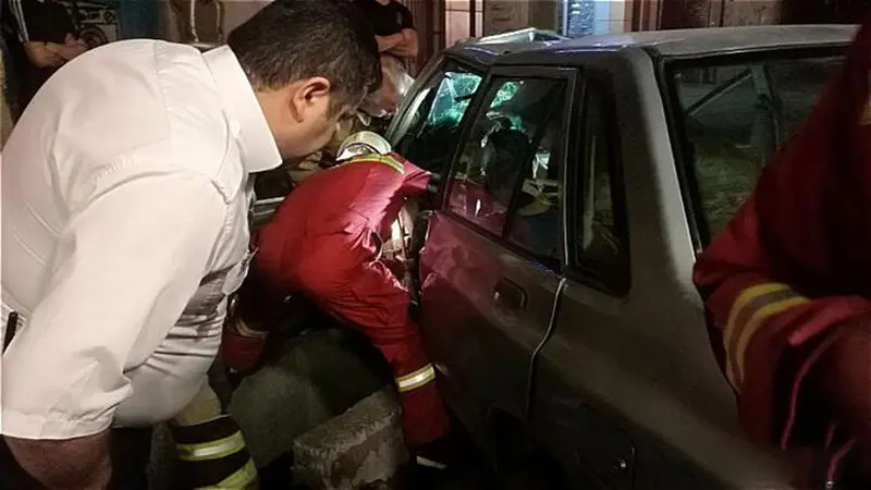 تصادف با تیر چراغ برق