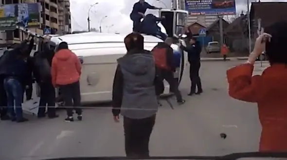 حادثه تلخ برای  آمبولانس هنگام انتقال بیمار به بیمارستان + فیلم و عکس