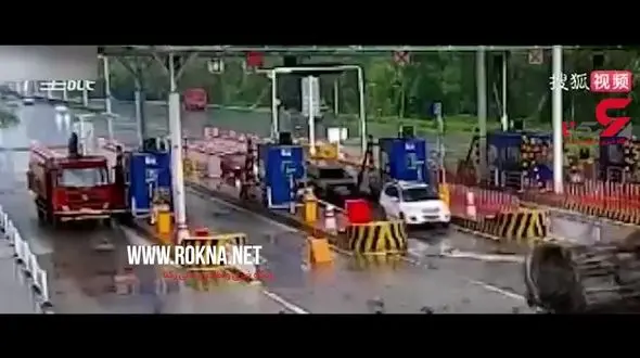 روش عجیب یک راننده برای عبور از ایستگاه عوارضی بدون پرداخت پول !+ فیلم 