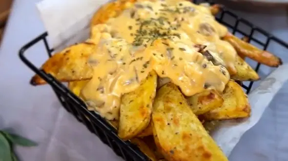 طرزتهیه سیب‌زمینی با سس قارچ و پنیر  و دیپ گوجه و نخود در منزل