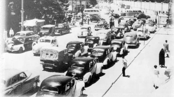 عکس / چهارراه استانبول 70 سال قبل هم ترافیک بوده است !