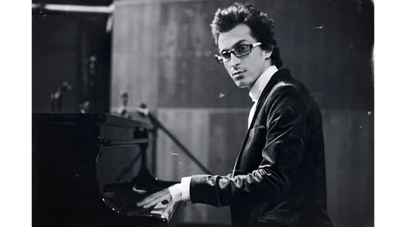 تیتراژ ماه عسل که زنده یاد پاشایی خواند و ماندگار شد 