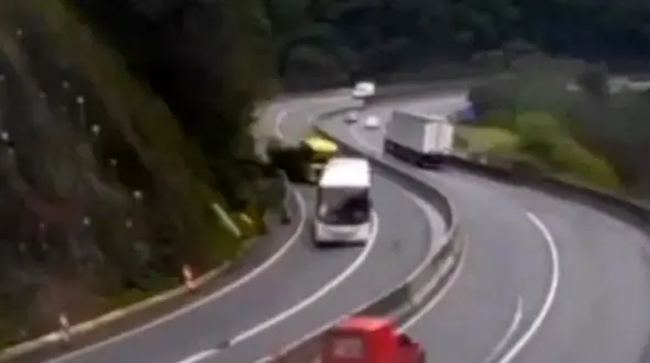 ببینید/ نجات معجزه‌آسای 29 مسافر توسط راننده زبردست