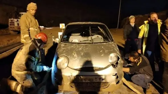 گل و لای در اتوبان خرازی منجر به گرفتار شدن خودرو ها شد + فیلم و عکس