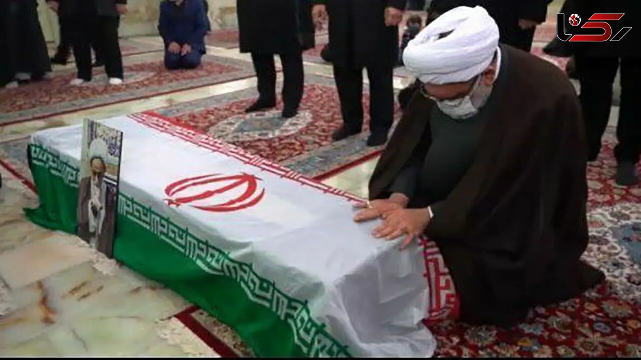 تصویری از طواف پیکر آیت الله مصباح یزدی در حرم مطهر رضوی