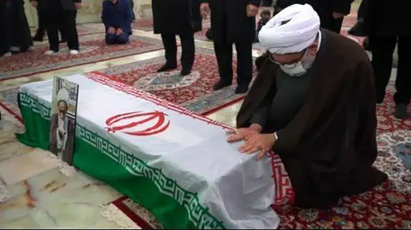 تصویری از طواف پیکر آیت الله مصباح یزدی در حرم مطهر رضوی