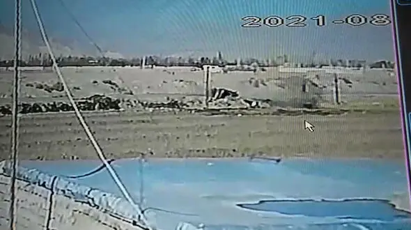 فیلم لحظه تصادف پژو 405 با پدر و پسر/ در روز روشن رخ داد 