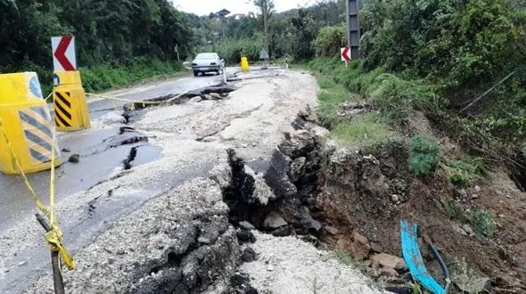 راه روستای وانکوه رامسر دهان باز کرد /  بارش شدید باران راه را مسدود کرد + عکس