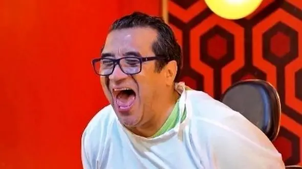 خداداد عزیزی به علیرضا بیرانوند در فرودگاه: بابا کامبک زدی باید 300 دلاری که باختی رو به من بدی