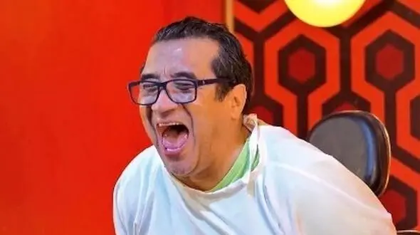 خداداد عزیزی به علیرضا بیرانوند در فرودگاه: بابا کامبک زدی باید 300 دلاری که باختی رو به من بدی