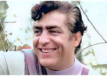 فیلم دیده نشده از شعر خوانی باشکوه  فردین در مراسم ختم استاد نقشینه ! / صدای پر از بغضش روحت را به پروتز در می آورد !