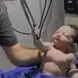 فیلم / این نوزاد تازه‌متولدشده با قدرتش پزشکان را متعجب کرد؟
