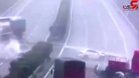 عجیب ترین تصادف قرن را تماشا کنید/راننده تریلی دیوانه وار حرکت کرد + فیلم