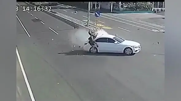 مرگ فجیع موتورسوار در سرعت ۱۳۰ کیلومتر + فیلم