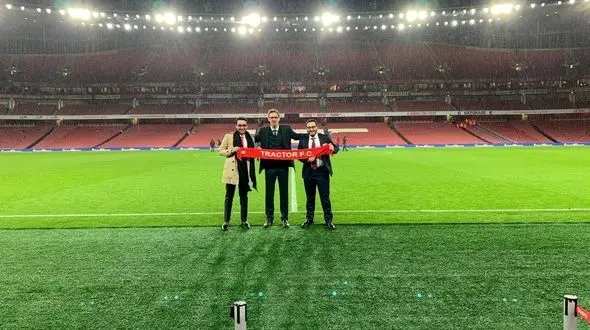 
پسر مالک تراکتور میهمان ویژه آرسنال + عکس
