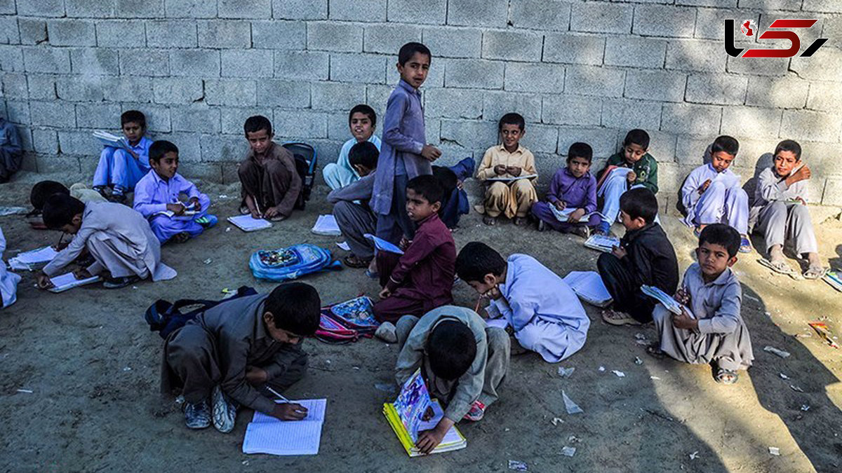 فیلم باور نکردنی از کلاس سیل زده پر از دانش آموزان بلوچ / پاها در آب و گل ! + تصویر