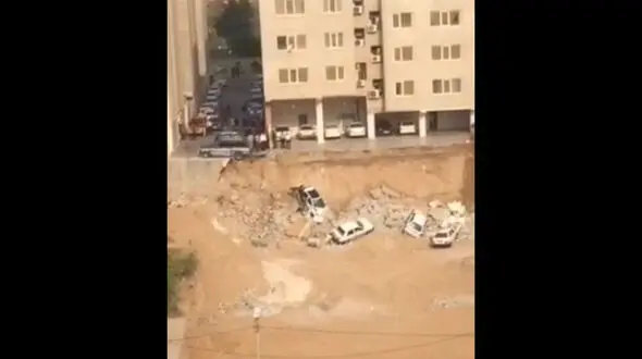 فیلم هولناک ریزش دیوار آپارتمانی خیابان دانشگاه بندرعباس