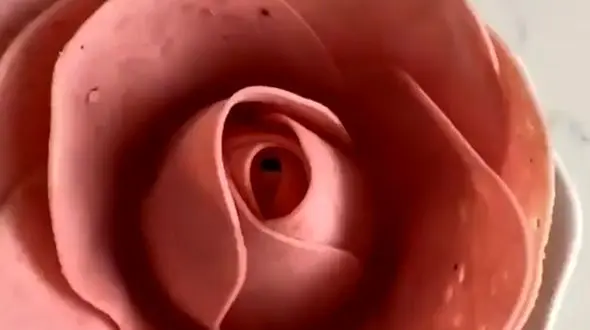 تزئین کالباس به شکل گل رز + فیلم