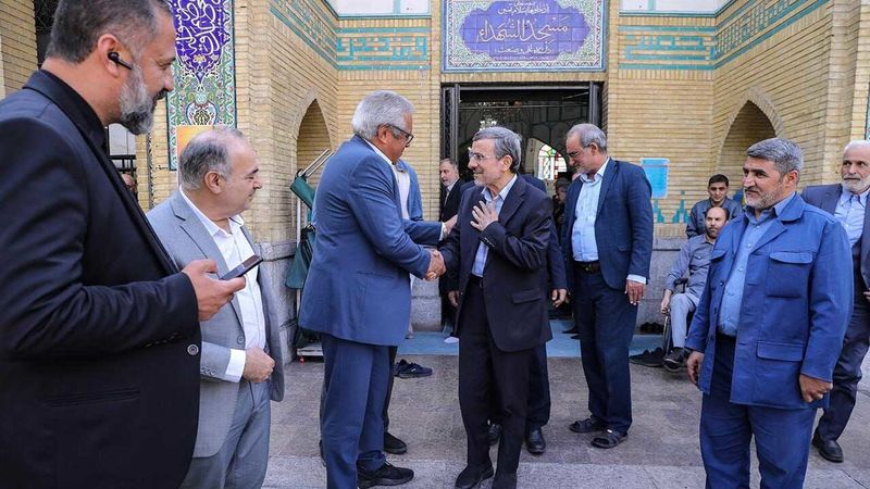 محمود احمدی نژاد رییس جمهور سابق درمراسم تشییع پیکر مرحوم حمید بهبهانی وزیر راه و شهرسازی اسبق حضور داشت که تغییر چهره محسوس او توجه عکاسان را جلب کرد.