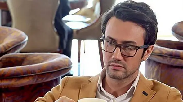 تمرین پیانو شاهرخ استخری بازیگر "جوکر 2" که همسرش قایمکی ازش فیلم گرفت / حالا چرا انقد عصبانی؟+فیلم