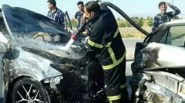 انفجار کپسول گاز پیکان، تویوتا شاسی بلند را به آتش کشید + عکس