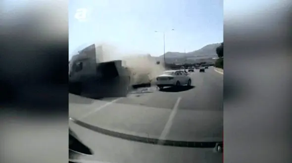 لحظه هولناک پرواز تریلی از روی گارد ریل ! / راننده خودرو لاین مقابل چه کرد! + فیلم