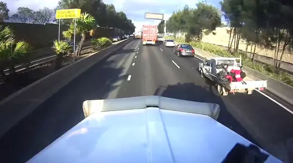 موتورسواری که خودش و موتورش را همزمان بار وانت کرد! +فیلم