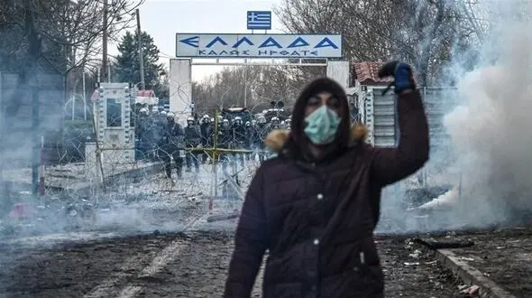 پلیس یونان به سمت پناهجویان گرفتار در مرز ترکیه گاز اشک‌آور شلیک کرد