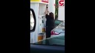 ناشی‌گری یک زن در پمپ بنزین موجی از تمسخر علیه او به راه انداخت+فیلم