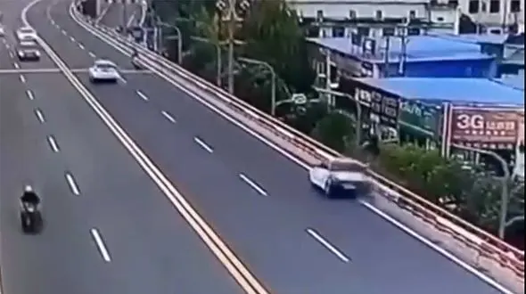 فیلم وحشتناک زیرگرفتن عمدی جوان دوچرخه سوار در اتوبان / از بالای پل به پایین افتاد