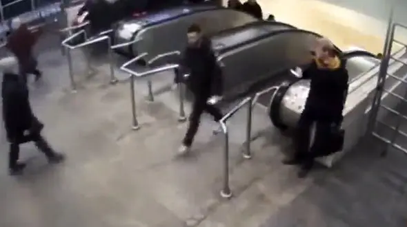 فیلم لحظه سرقت حرفه ای در ایستگاه مترو / روسیه