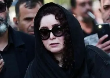 فیلم/ بازیگرانی که ژاله صامتی را در سخت‌ترین روز زندگی‌اش تنها نذاشتند؛ حضور بیتا سحرخیز، علیرضا استادی، گیتی قاسمی و... در مراسم ختم مادر ژاله صامتی/ روحش شاد