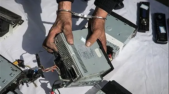 اعتراف سارق لوازم داخل خودرو در پلیس آگاهی تهران