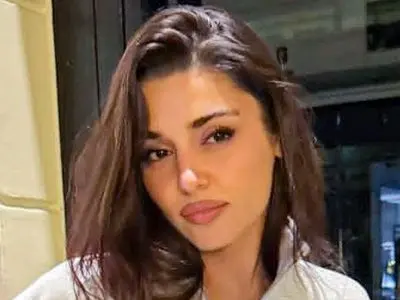 هانده ارچل هم با آیتم ترندی این روزها ژست گرفت/ کت خزدار در استایل کریسمسی خانم بازیگر ترک