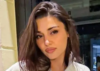 هانده ارچل هم با آیتم ترندی این روزها ژست گرفت/ کت خزدار در استایل کریسمسی خانم بازیگر ترک