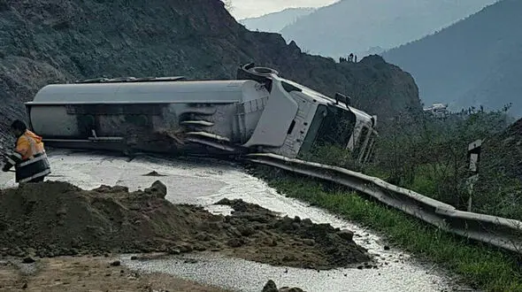 چپ شدن تانکر سوخت جاده خوش ییلاق آزادشهر به شاهرود را بست + عکس 