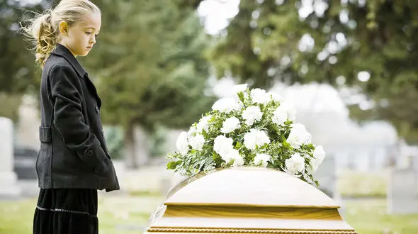 چه وقت می‌توانیم کودکان را به مراسم خاکسپاری ببریم؟ 