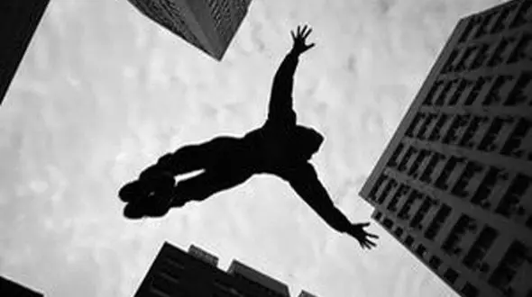 فیلم نجات کودک از سقوط مرگبار توسط مرد شجاع ! / مو به تن سیخ می شود !