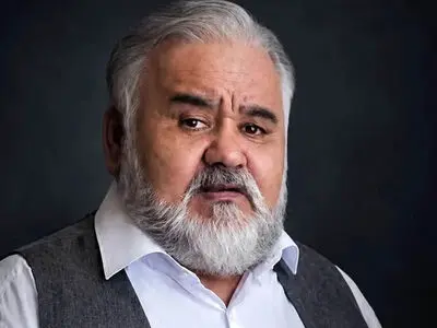 اولین فیلم از سنگ مزار واقعی اکبر عبدی / شعری که دل ها را می سوزاند