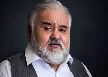 اولین فیلم از سنگ مزار واقعی اکبر عبدی / شعری که دل ها را می سوزاند